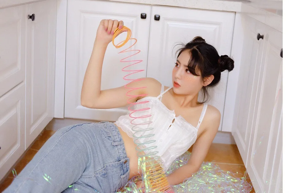 露脐装美女写真 图片3