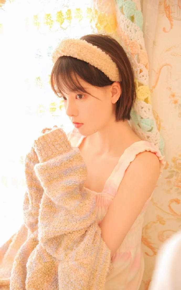 短发美女写真 图片8