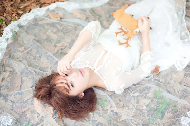 短发美女写真 图片4