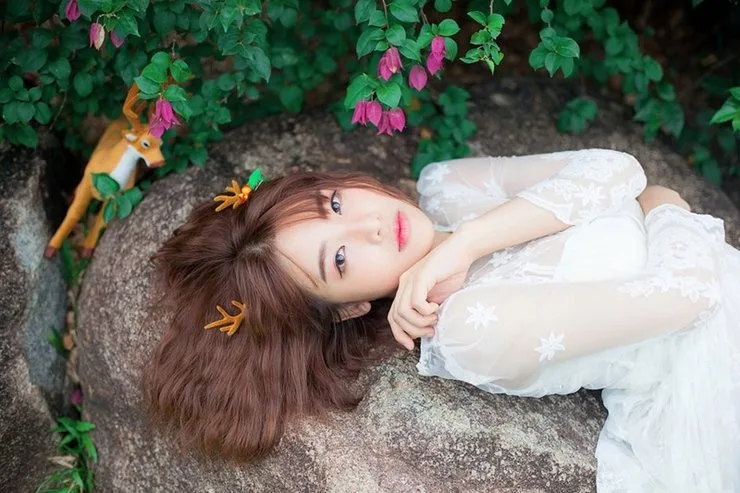 短发美女写真 图片2