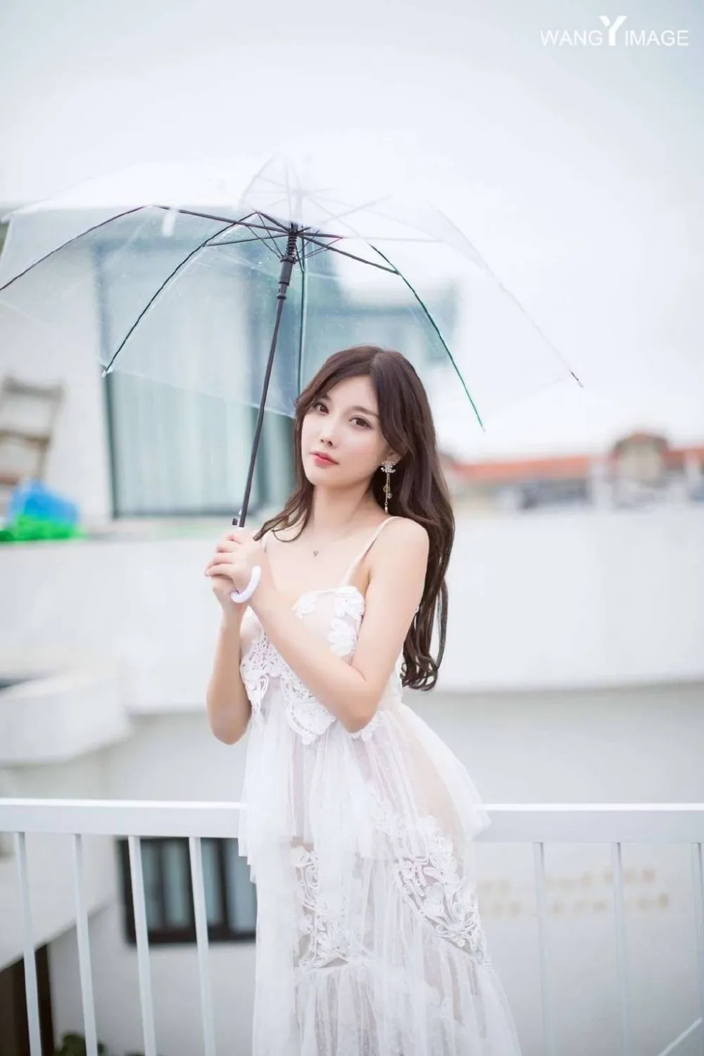 性感吊带裙美女 图片3