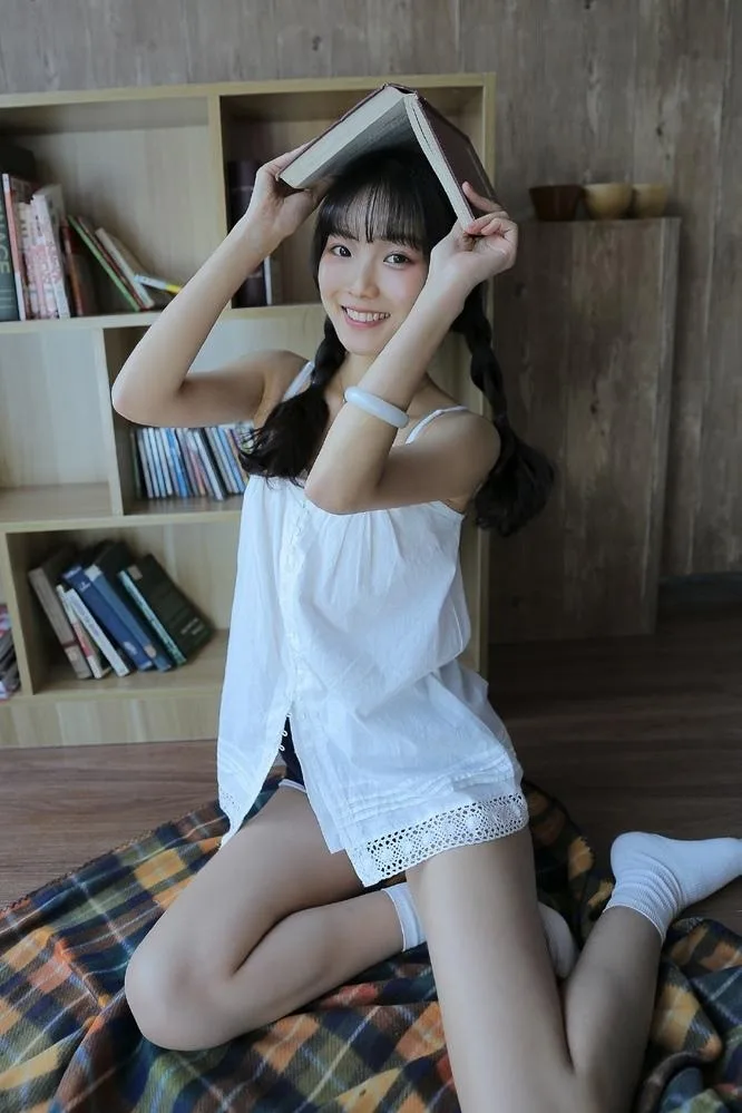 麻花辫美女私房写真 图片2