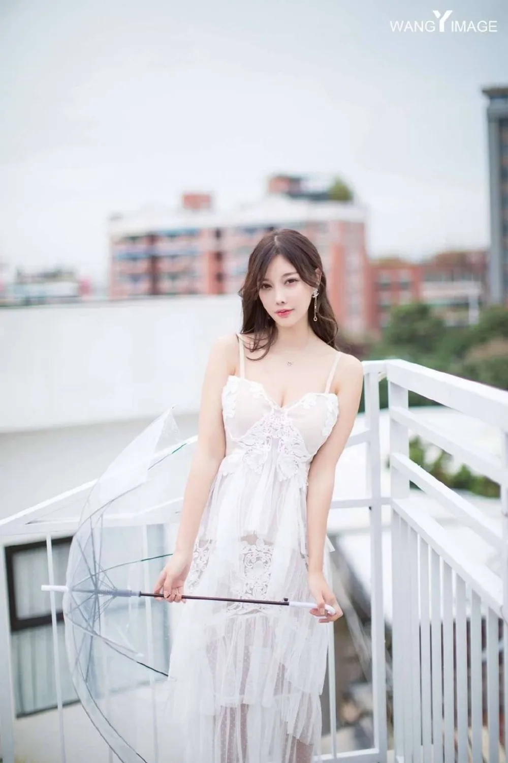 性感吊带裙美女 图片2