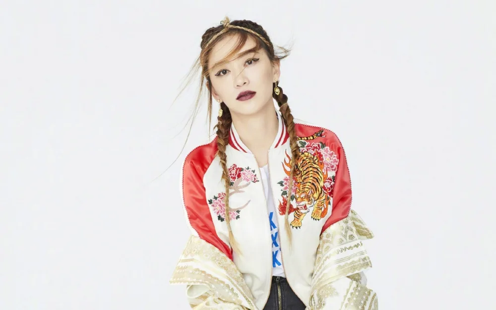 应采儿制服写真 图片3
