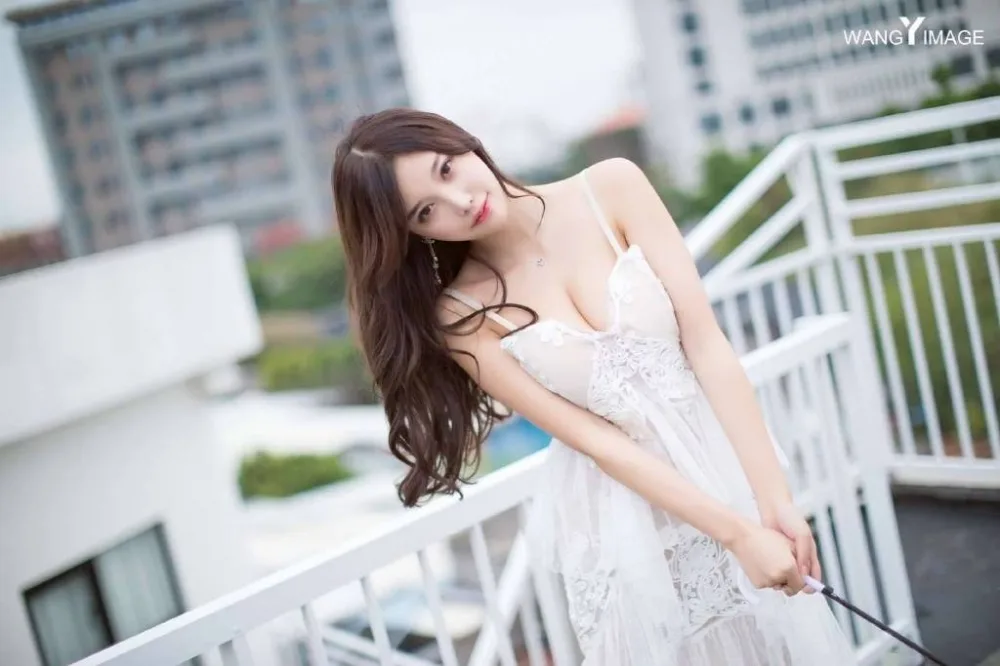 性感吊带裙美女 图片5