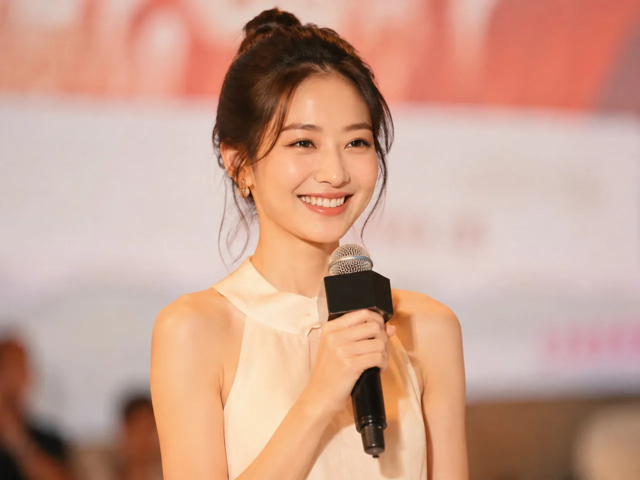 angelababy动图 亚洲年轻女艺人侧身站立,高马尾,穿白色衬衫与高腰长裤,低头整理袖口,背景是简洁的浅灰墙面,冷色