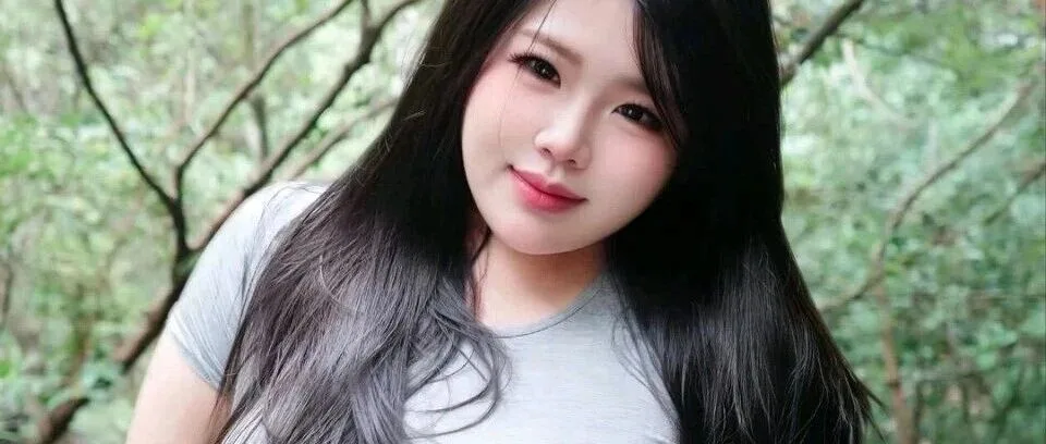 微胖女孩爬山出行怎么穿 高清图集记录真实状态