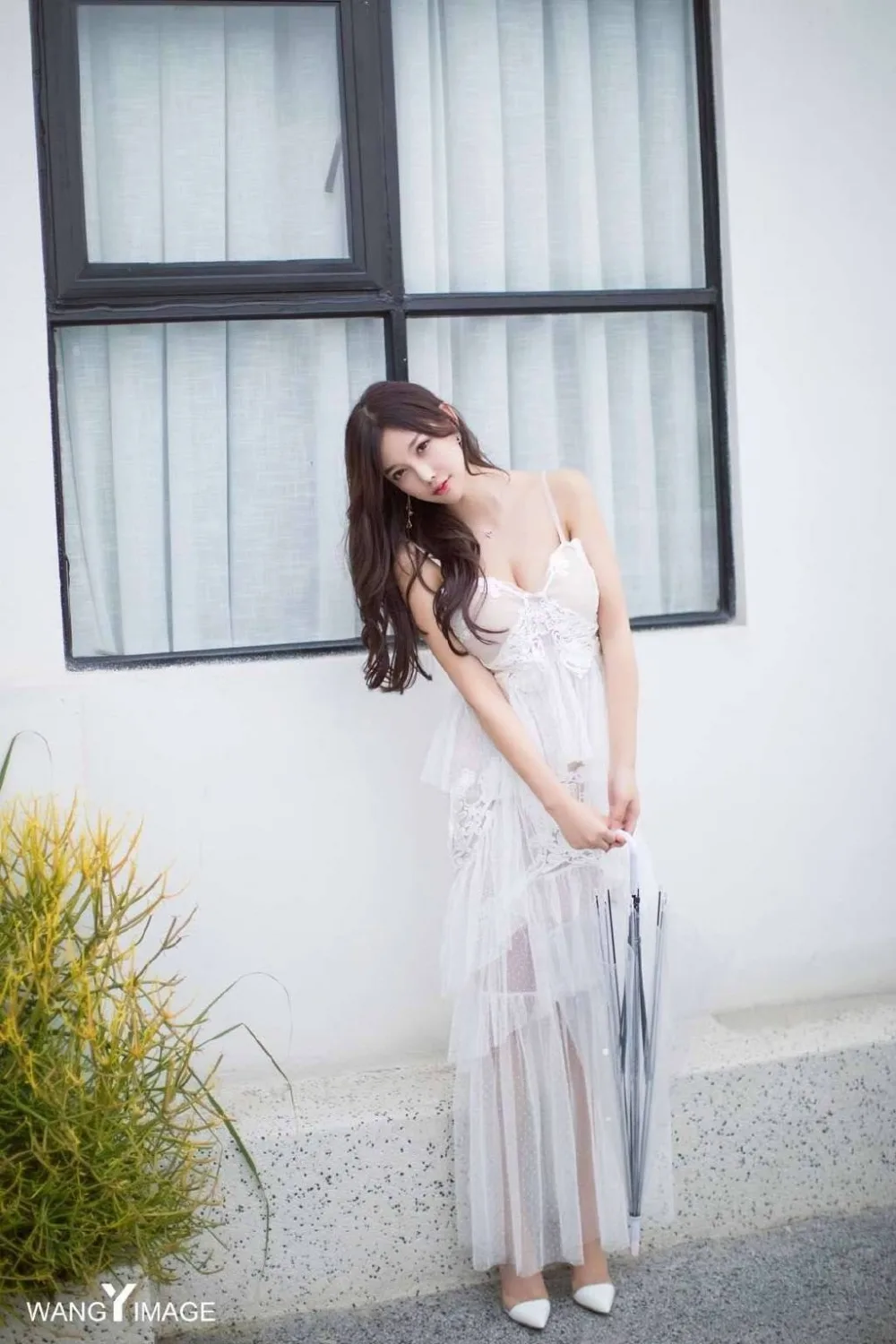 性感吊带裙美女 图片6