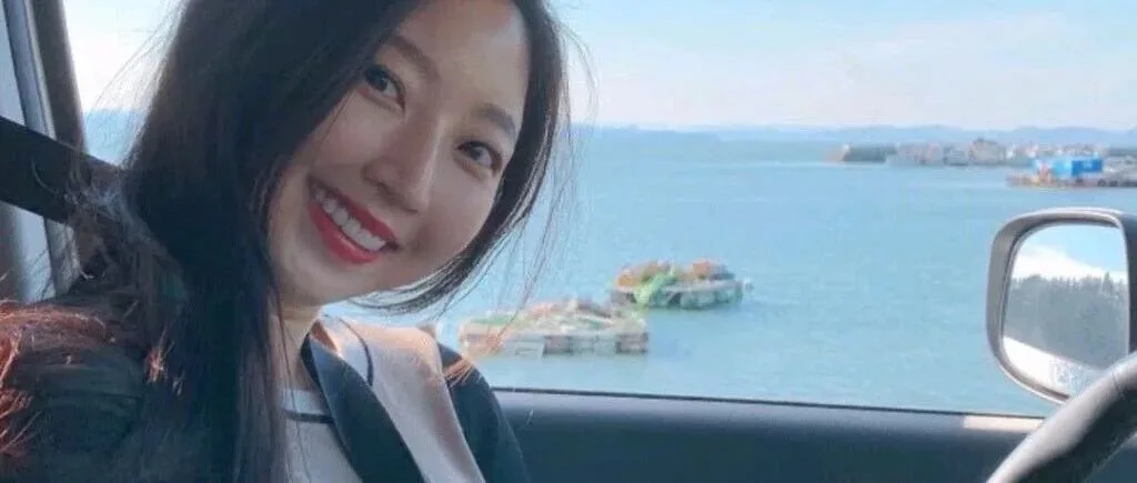 坐副驾驶带你兜风 甜美女孩车内写真高清图集