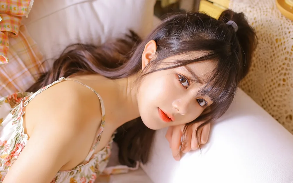 邻家女孩碎花吊带裙清纯写真 甜美气质养眼图集