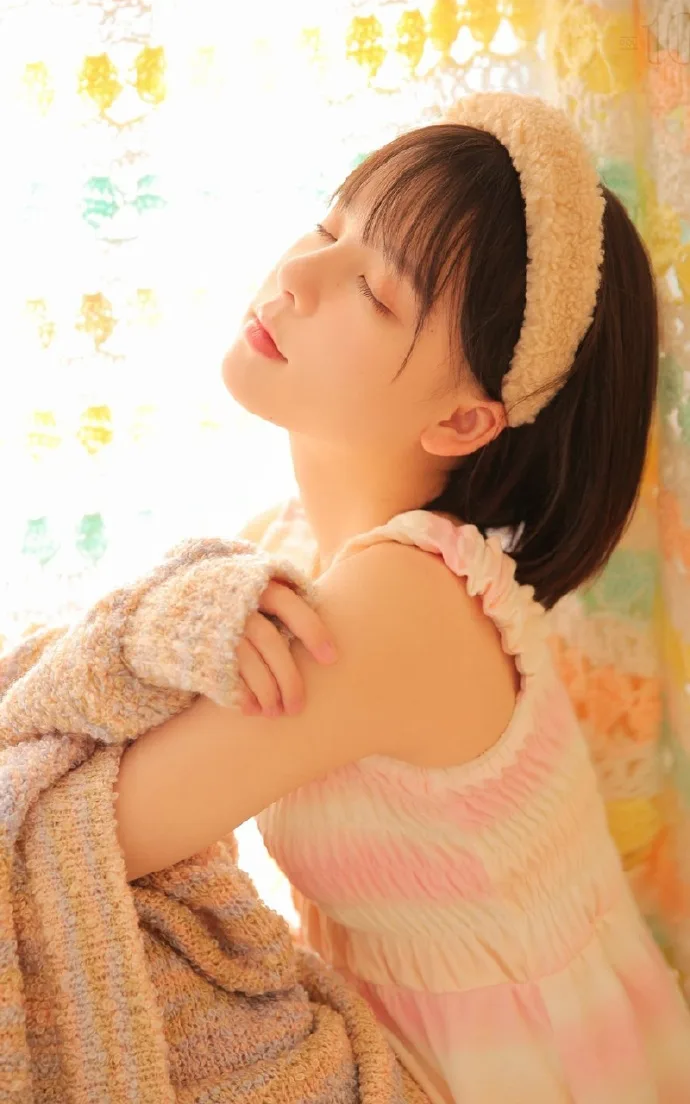 短发美女写真 图片3