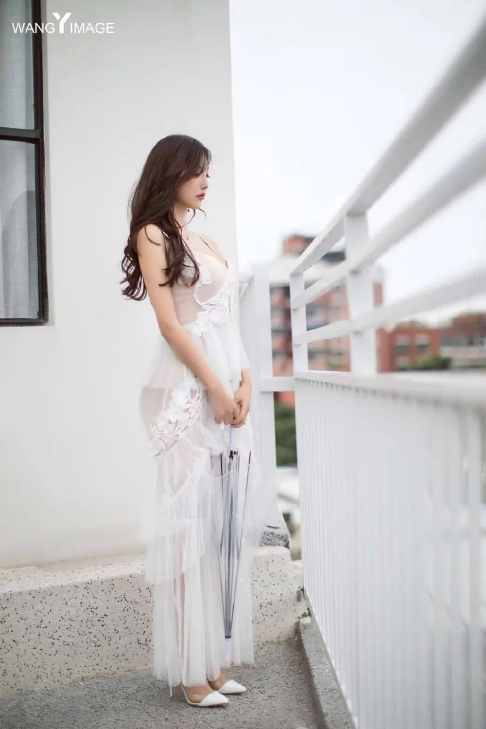 性感吊带裙美女 图片8