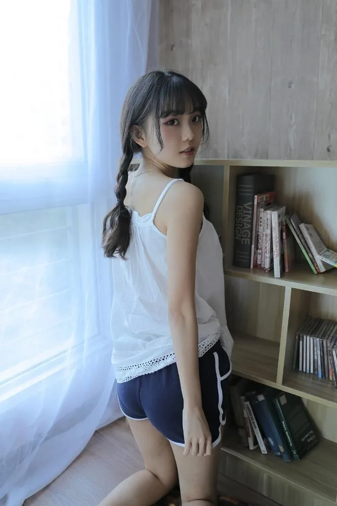 麻花辫美女私房写真 图片5