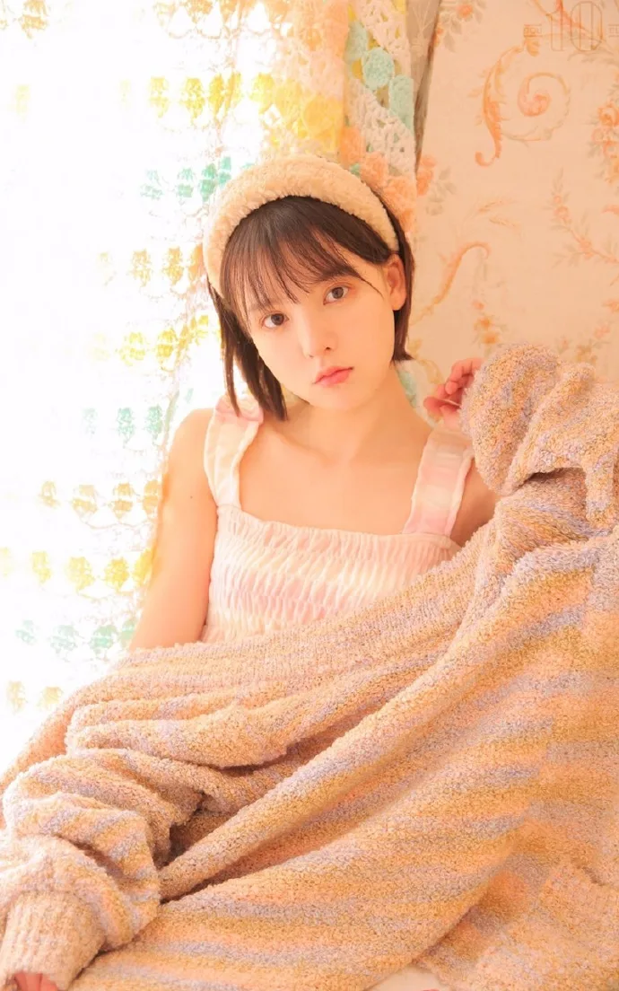 短发美女写真 图片2