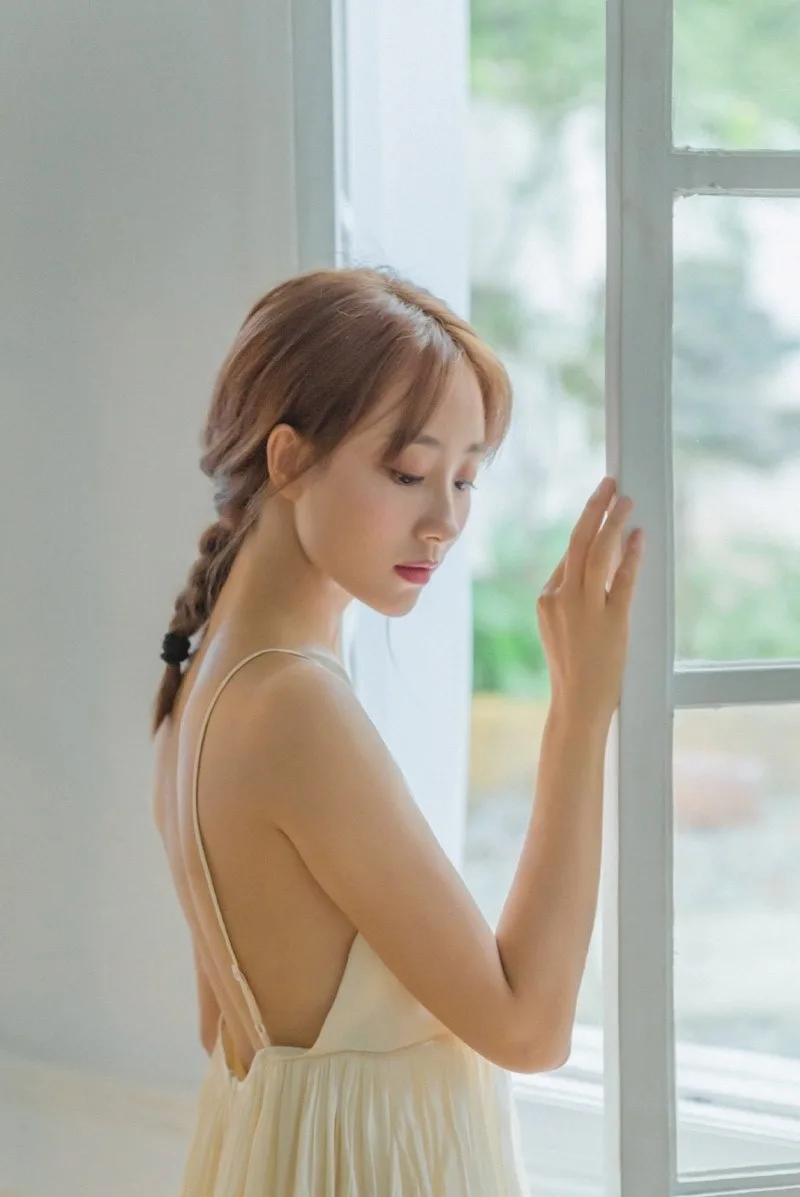 露背吊带长裙写真 图片5