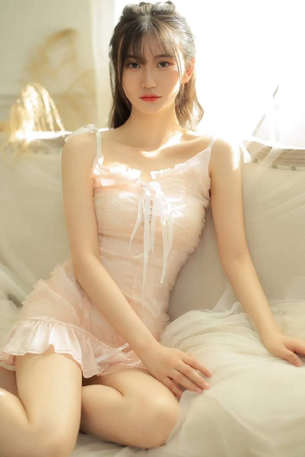 吊带短裙美女写真 图片1