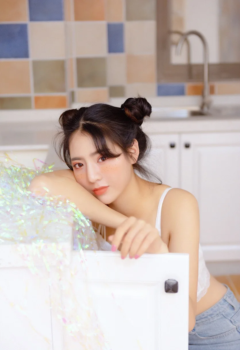 露脐装美女写真 图片2