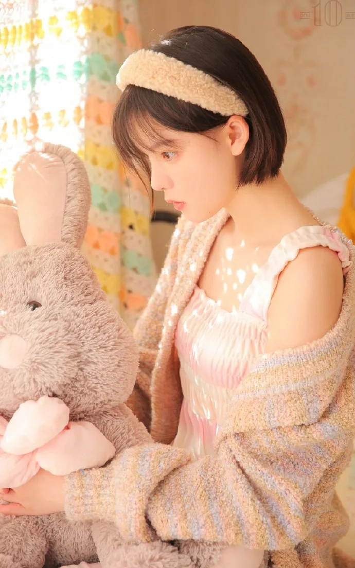 短发美女写真 图片5