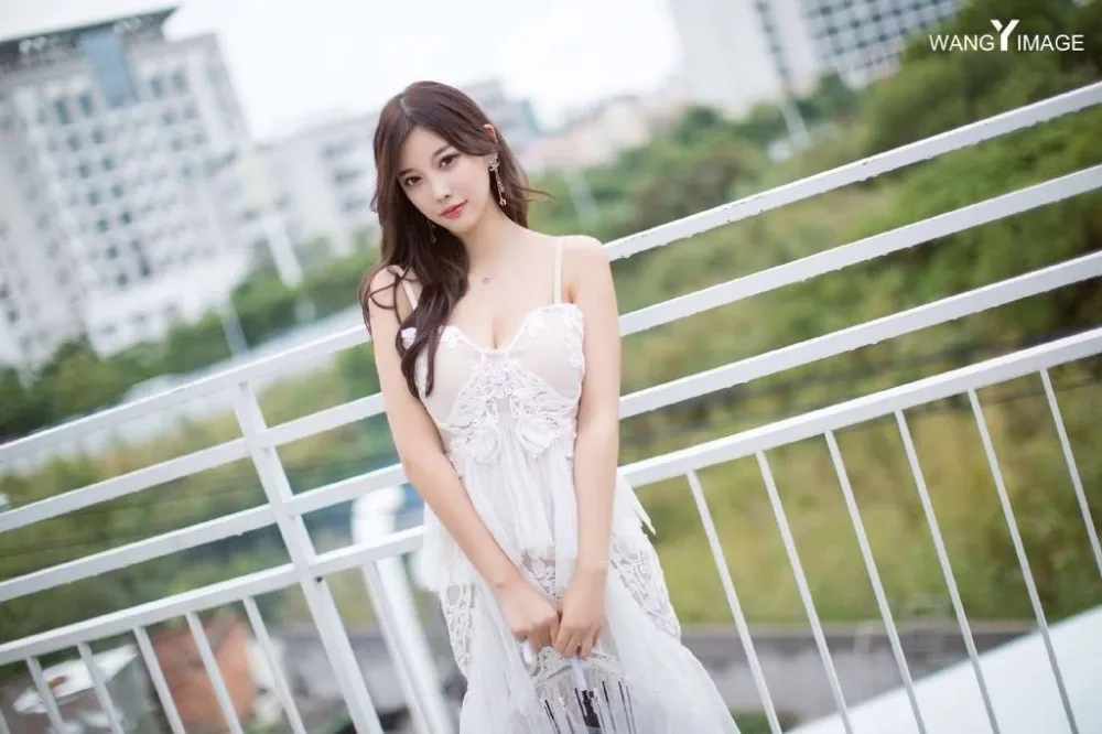 性感吊带裙美女 图片7