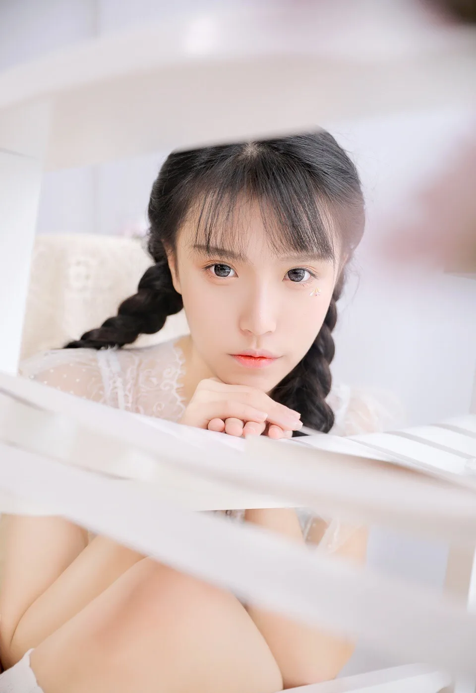 麻花辫少女写真 图片2