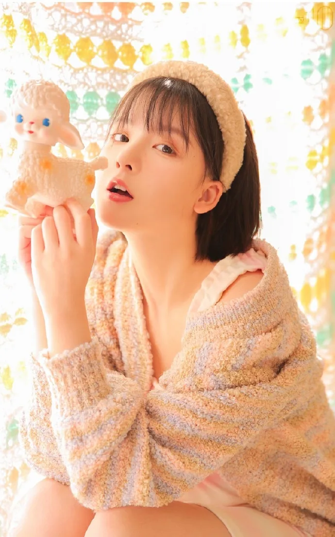 短发美女写真 图片1