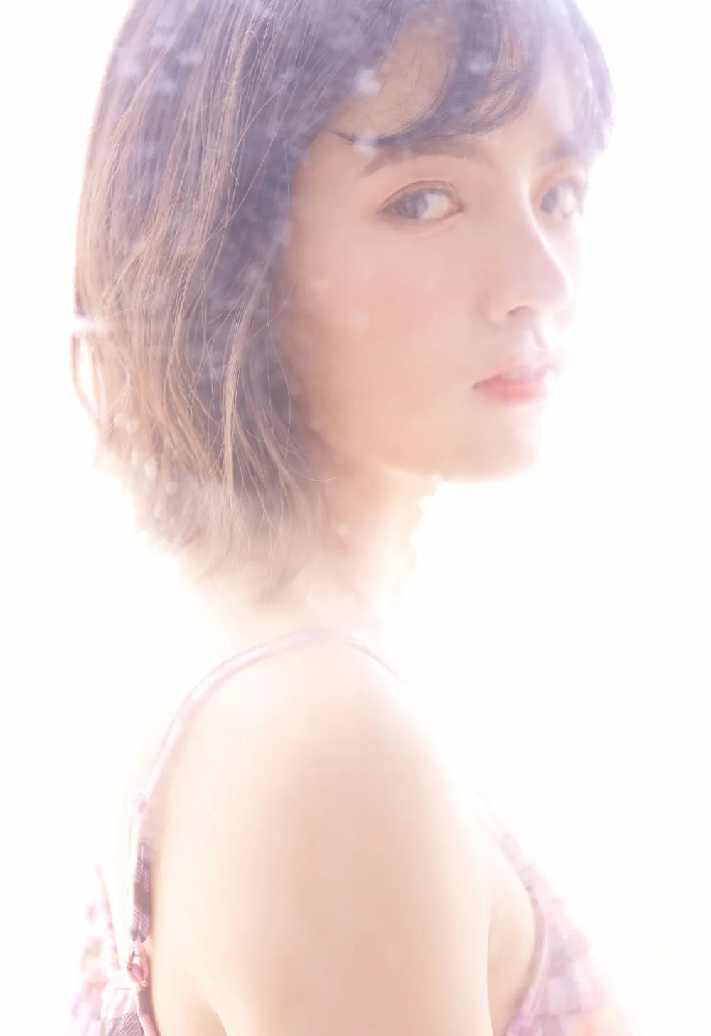 短发美女写真 图片6