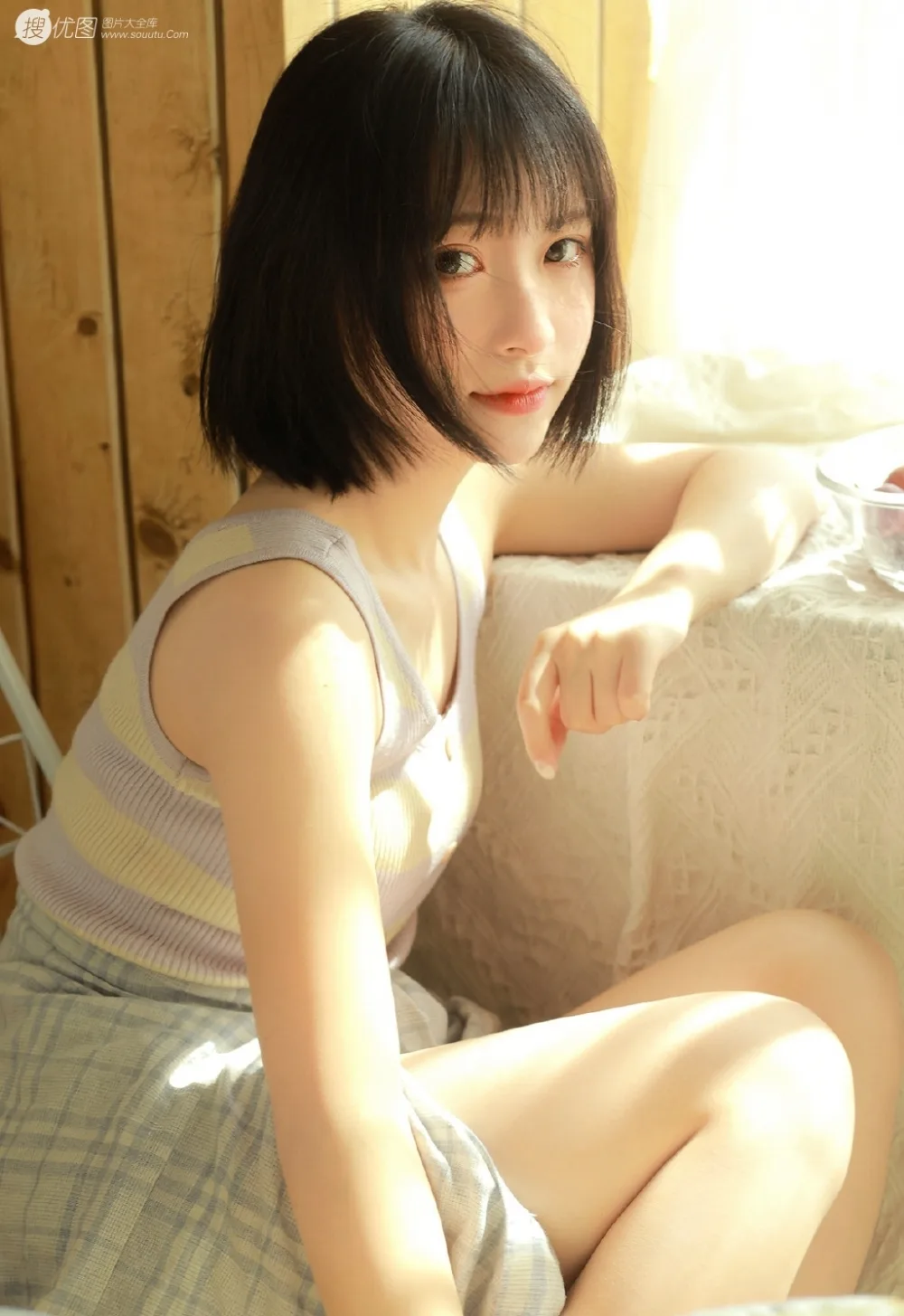 短发美女写真 图片1