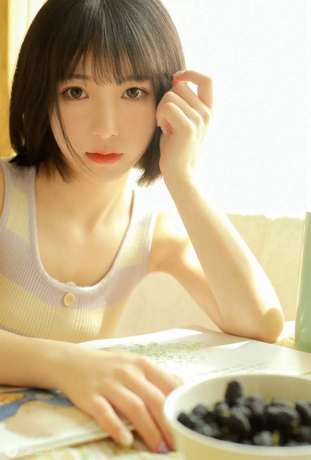 短发美女写真 图片3