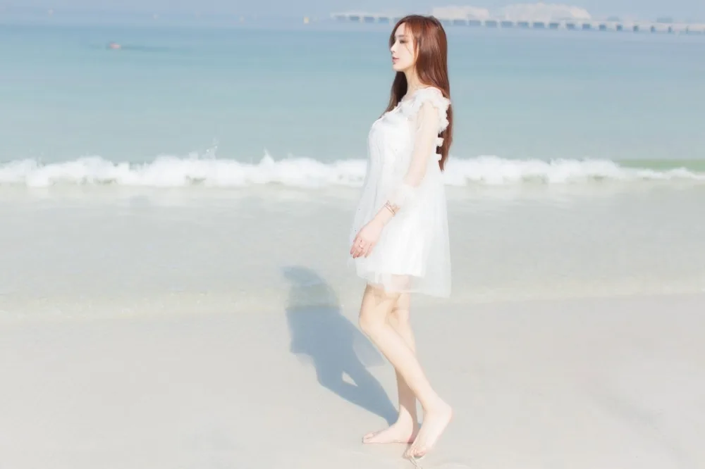 金发美女海边写真 图片1