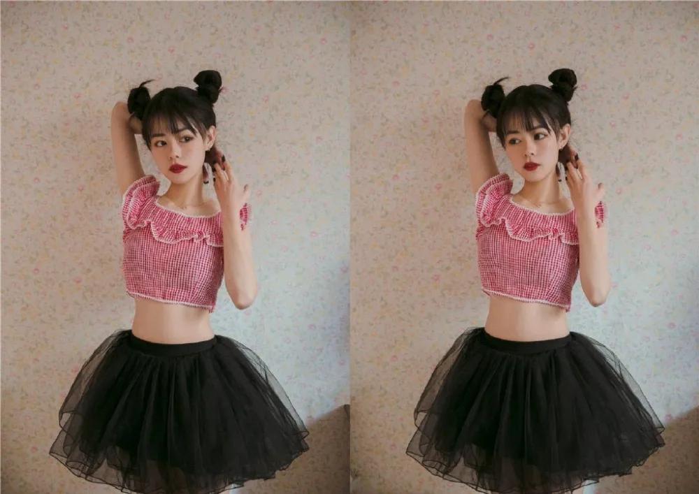 哪吒头少女露脐装短裙室内写真 青春感穿搭风格亮眼
