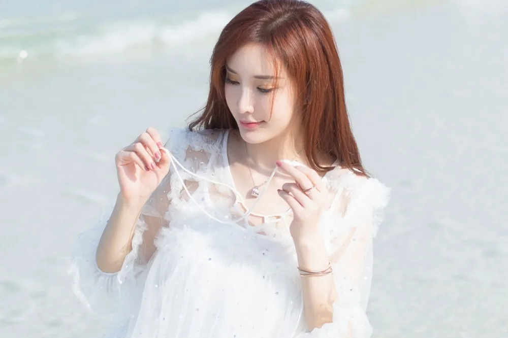金发美女海边写真 图片7