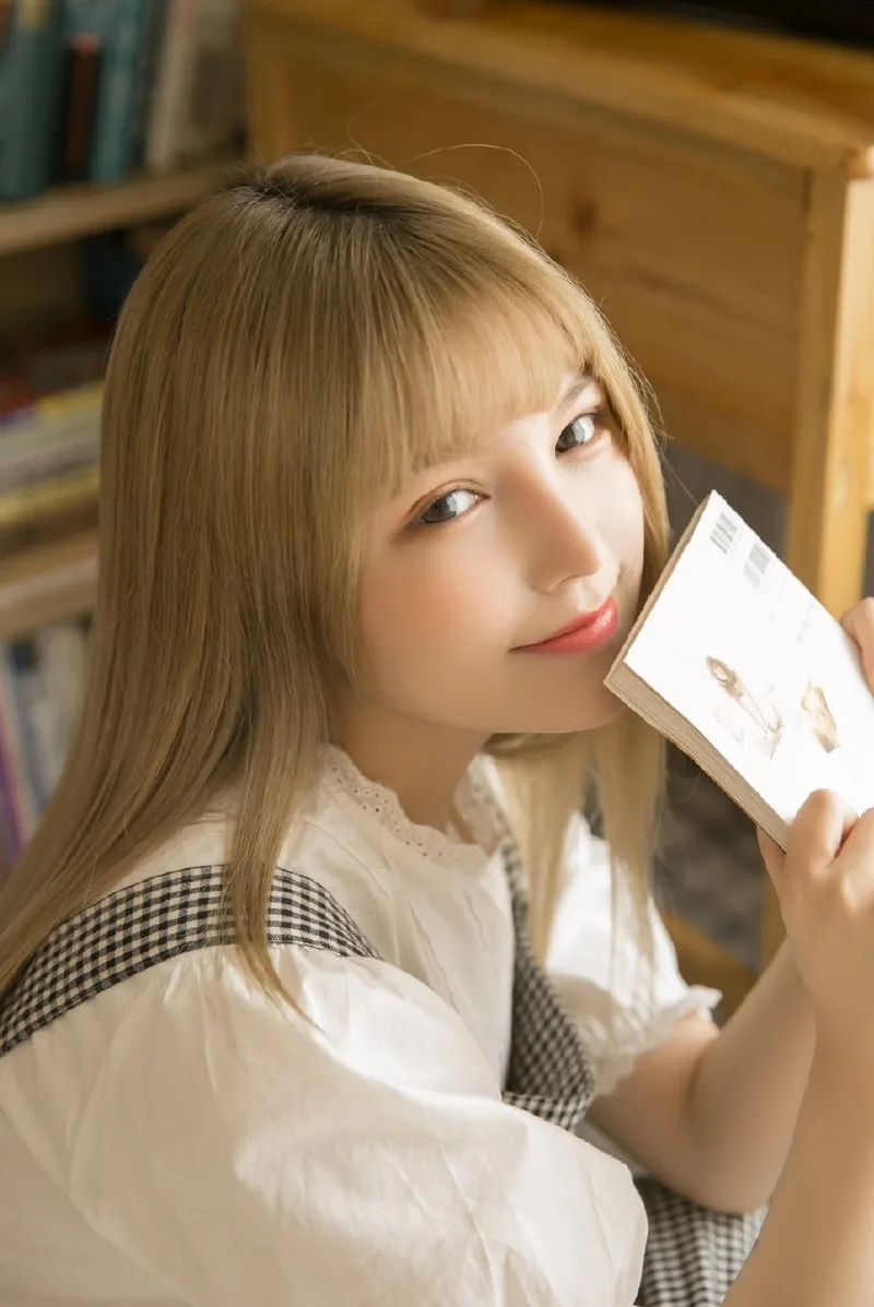 金发少女浓眉大眼唇红齿白 精致漂亮写真高清图集
