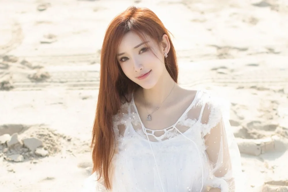 金发美女海边写真 图片4