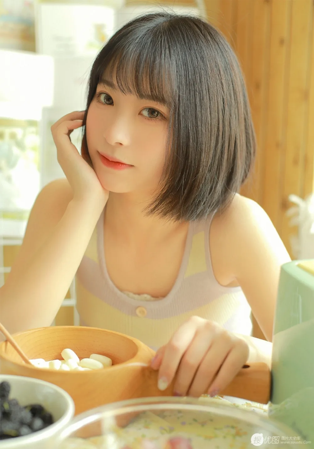 短发美女写真 图片2
