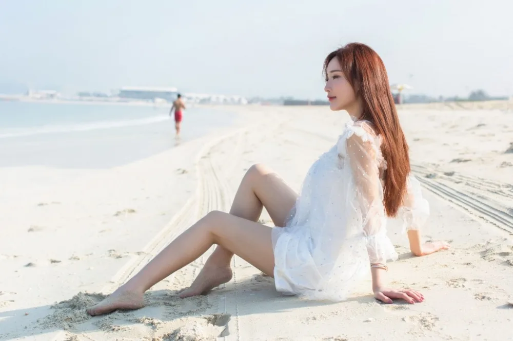 金发美女海边写真 图片2
