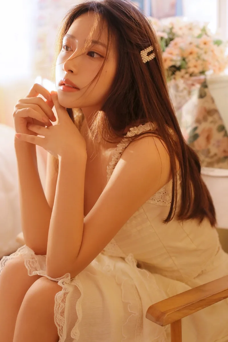黑长直美女，精致侧颜写真 图片1