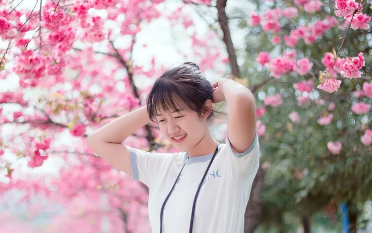 甜美少女街拍 图片1