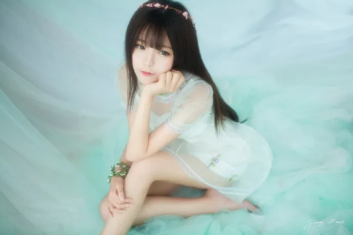 瓜子脸 小姐姐 白裙 室内写真 图片2
