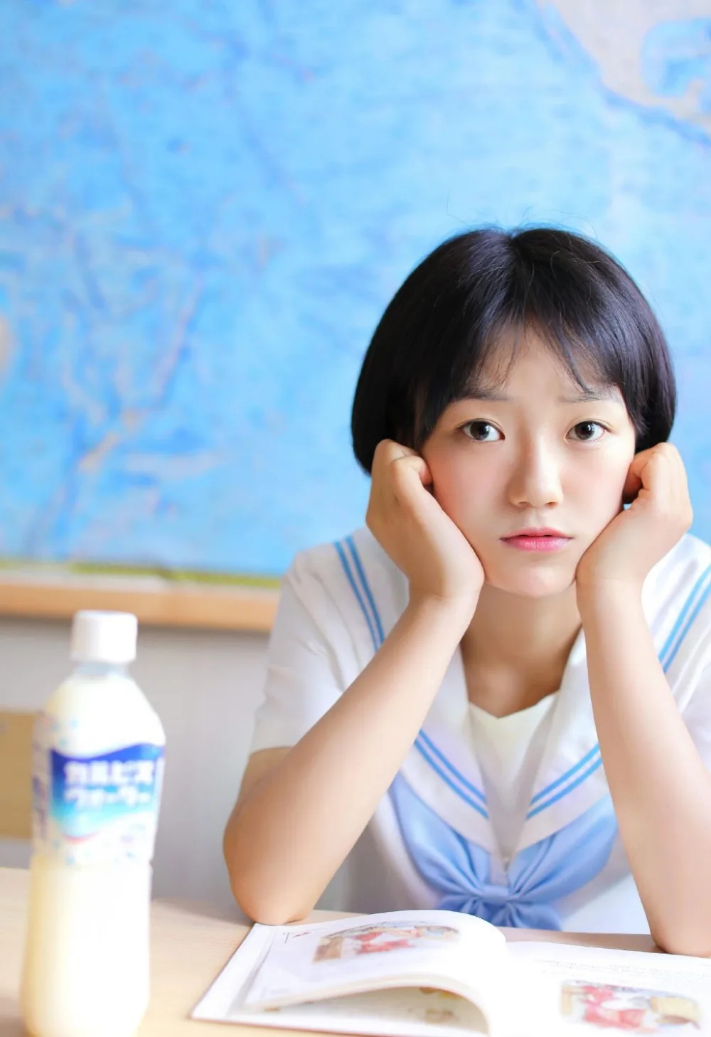 甜美少女写真 教室风 图片1