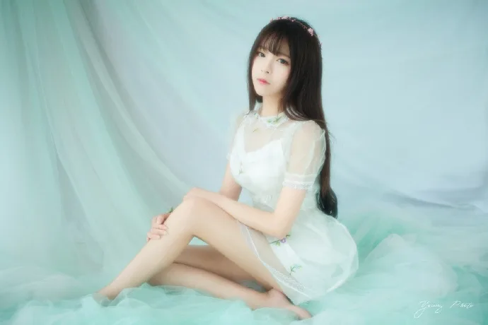 瓜子脸 小姐姐 白裙 室内写真 图片1