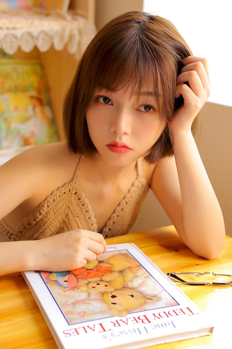 吊带露脐装写真 图片1