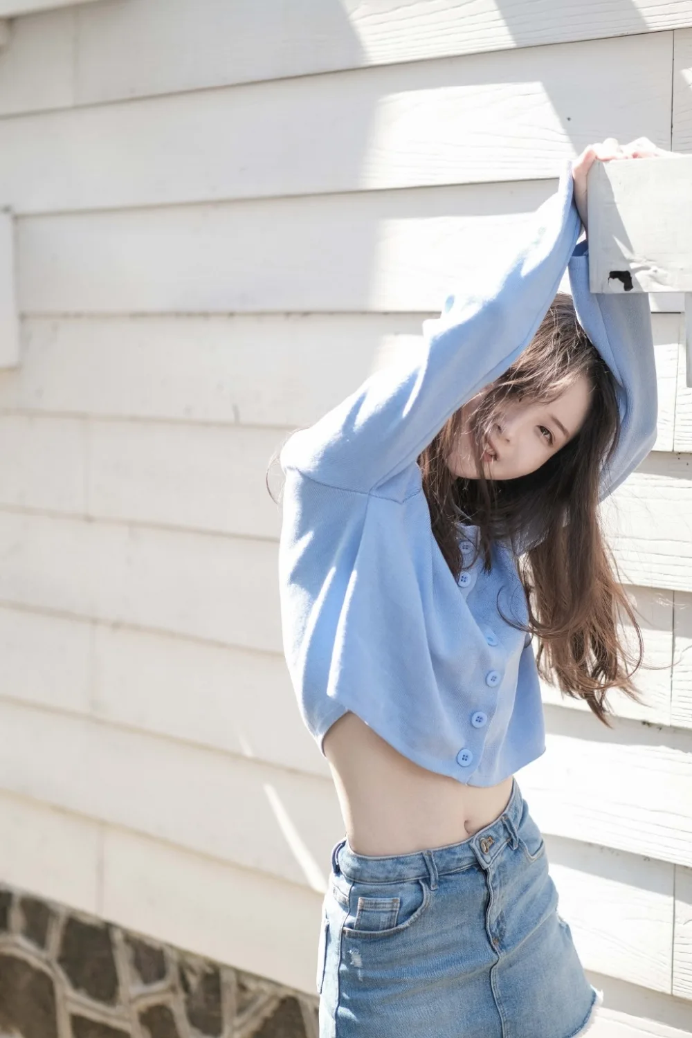 长发美女街拍写真 图片2