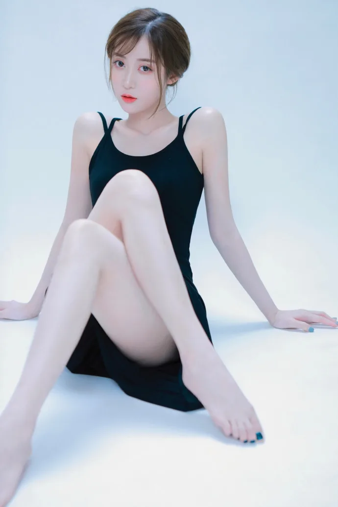 黑色吊带裙美女写真 图片6