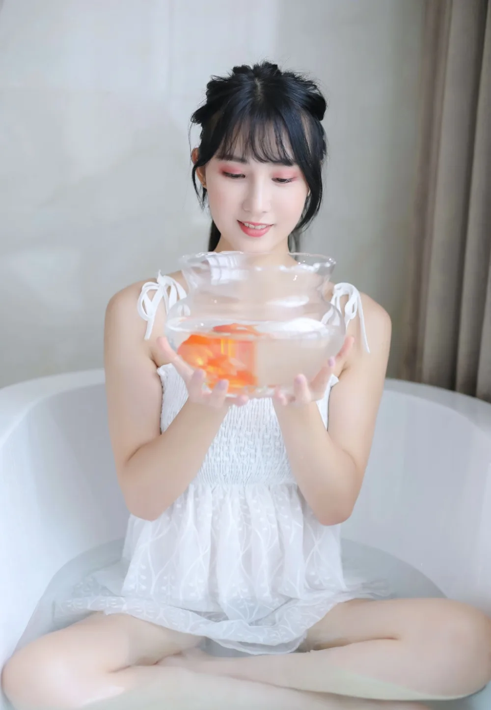 吊带白裙美女写真 图片6