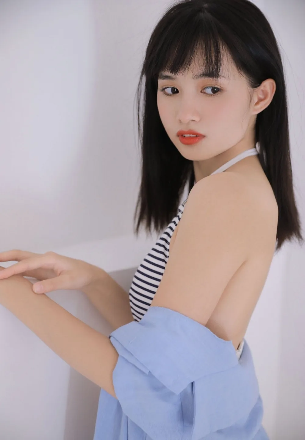 吊带内衣美女写真 图片8