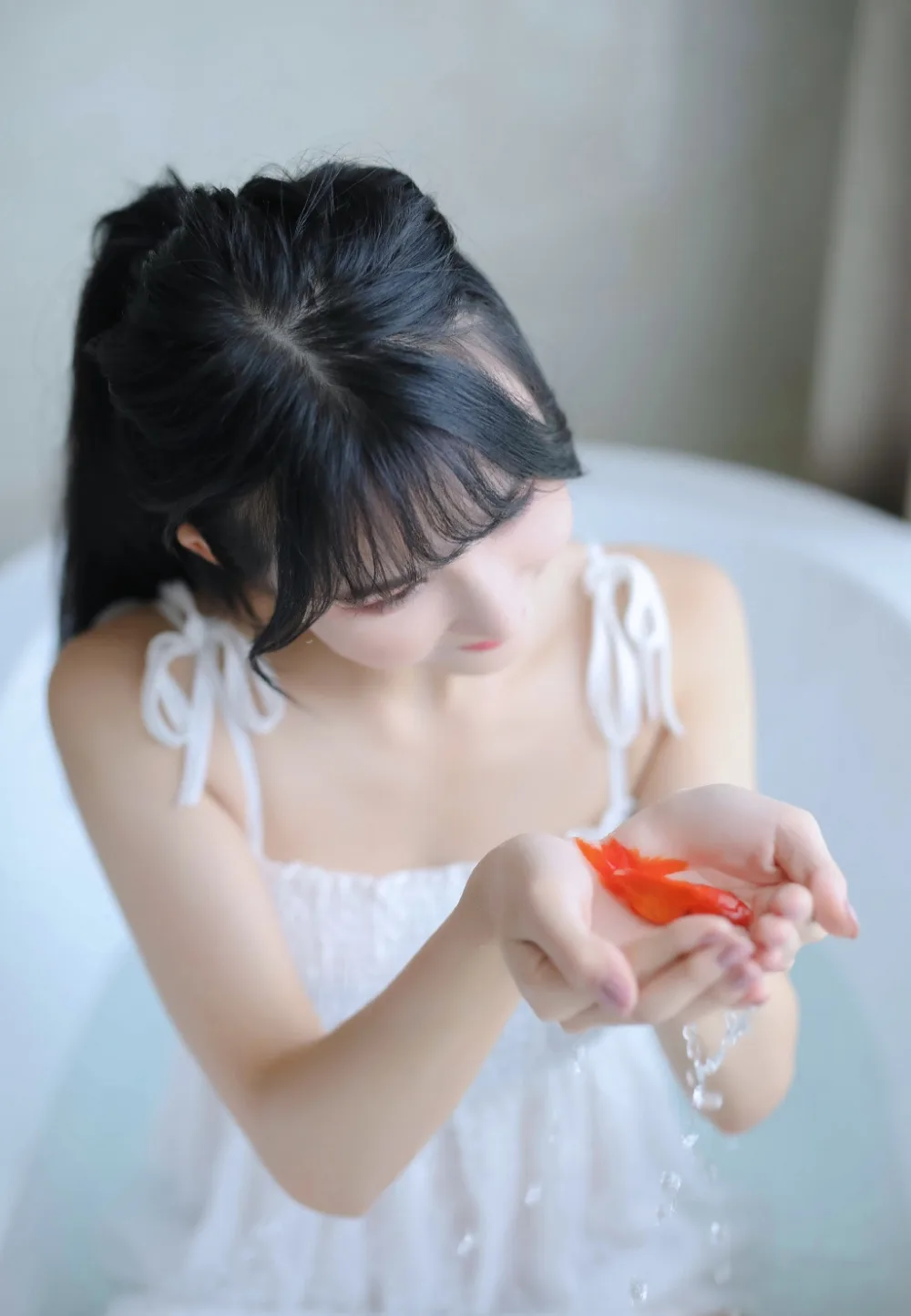 吊带白裙美女写真 图片4