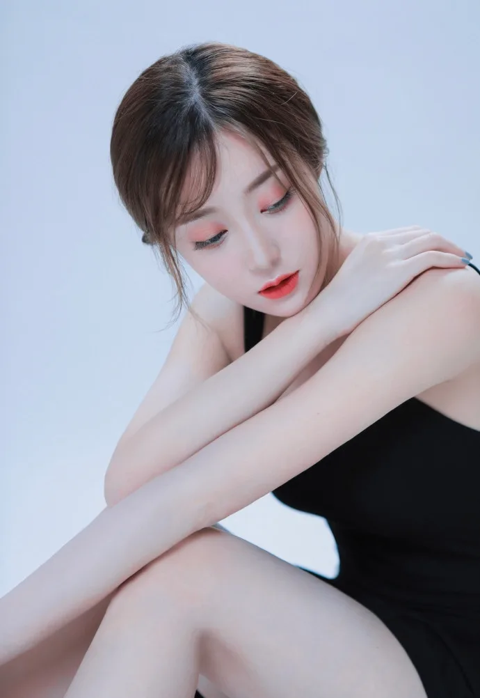 黑色吊带裙美女写真 图片9