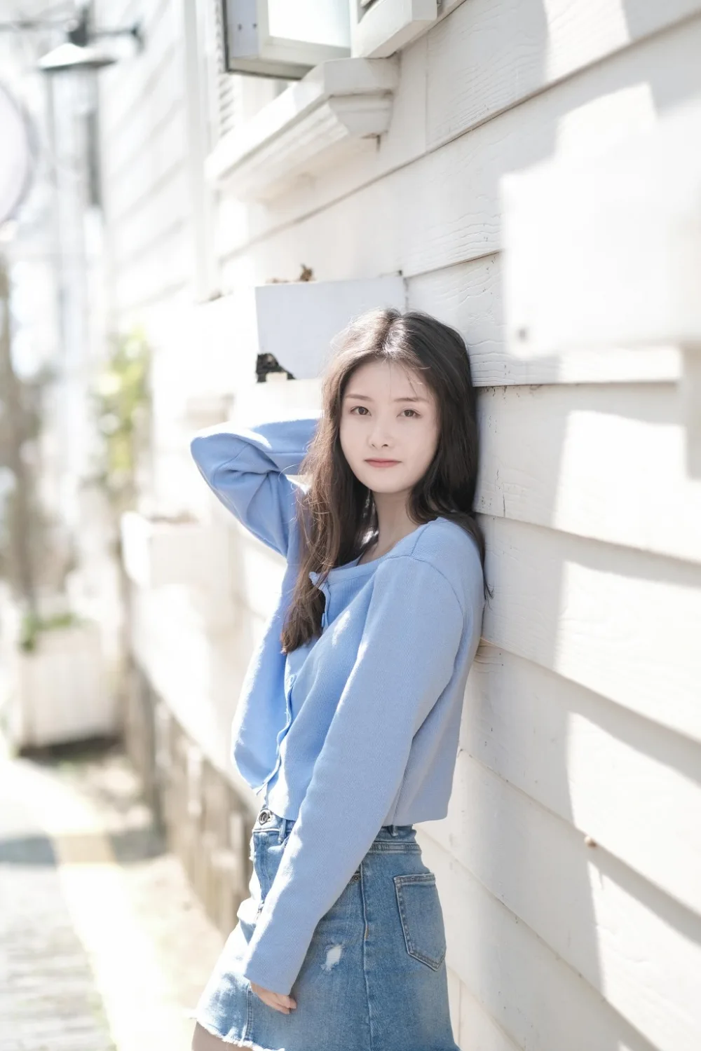 长发美女街拍写真 图片3