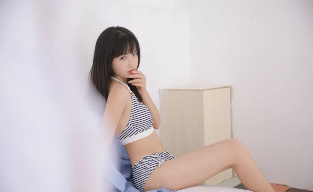 吊带内衣美女写真 图片12