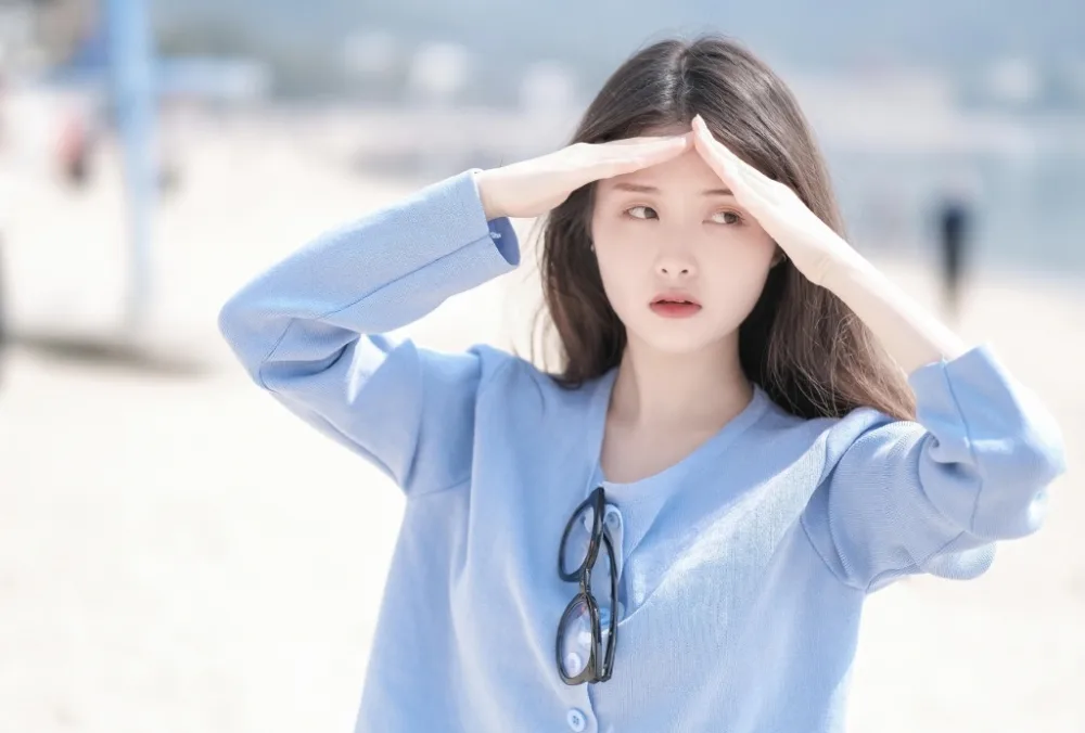 长发美女街拍写真 图片1